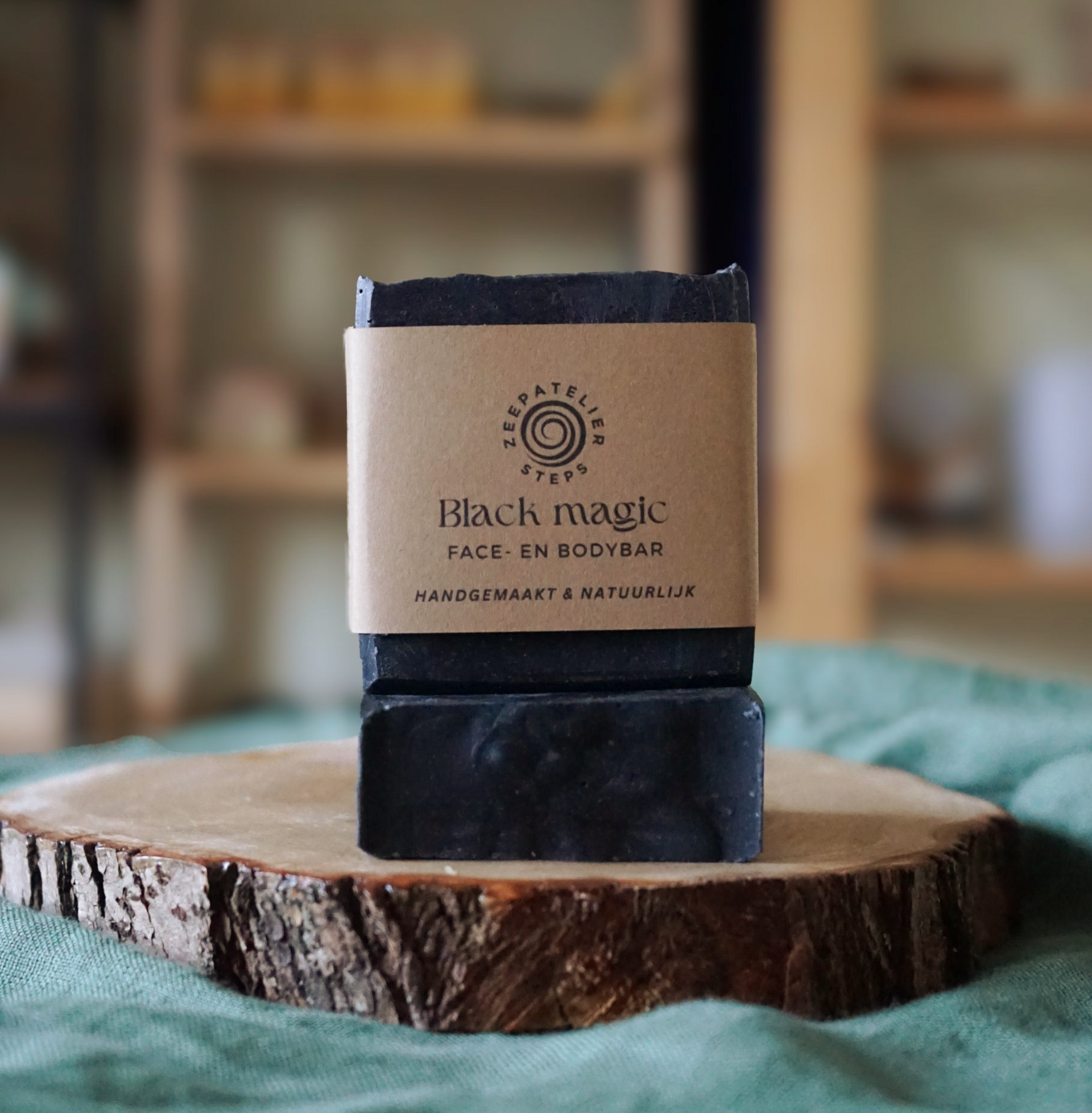 Black magic - face en bodybar. Zeep zacht genoeg om je gezicht mee te wassen.