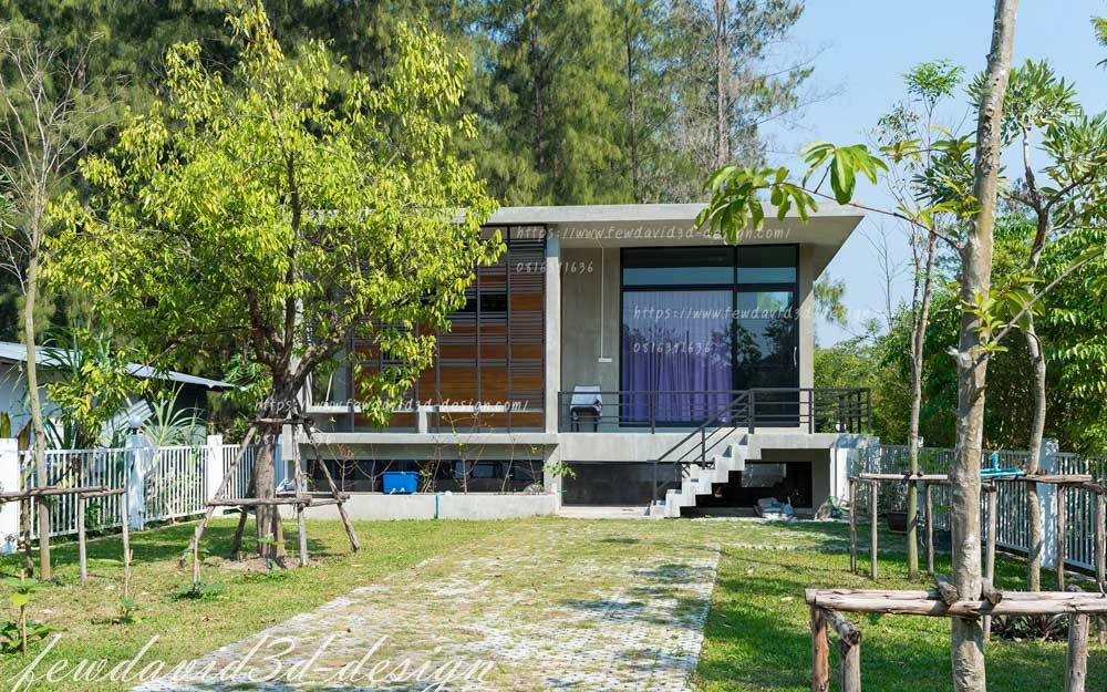บ้านสไตล์โมเดิร์นลอฟท์ยกพื้นสูง ออกแบบด้วยโครงสร้างปูนเปลือยและกระจกขนาดใหญ่ ให้ความรู้สึกโปร่งโล่งและทันสมัย ตัวบ้านมีระเบียงพร้อมราวเหล็กสีดำ เพิ่มพื้นที่ใช้สอยภายนอกได้อย่างลงตัว บันไดทางขึ้นอยู่ด้านหน้า ข้างบ้านมีต้นไม้ร่มรื่นและรั้วสีขาวล้อมรอบ เพิ่มความเป็นส่วนตัวและกลมกลืนกับธรรมชาติ เหมาะสำหรับผู้ที่ชื่นชอบบ้านสไตล์โมเดิร์นที่เรียบง่ายและมีบรรยากาศอบอุ่น
