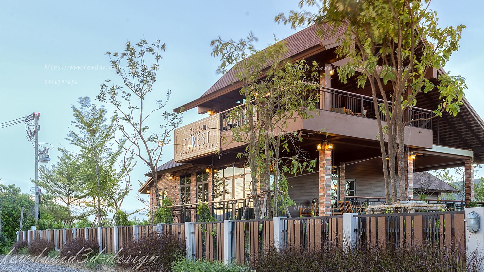 ภาพมุมหน้าของ Little Forest Coffee House โดดเด่นด้วยหลังคาทรงสูงและระเบียงชั้นสองที่เปิดกว้าง รับกับบรรยากาศธรรมชาติของแก่งกระจาน