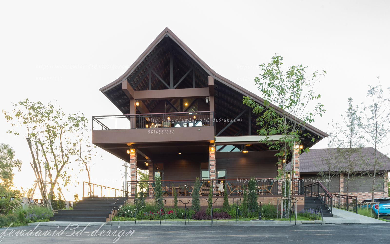 บริเวณด้านนอกของร้านกาแฟ Little Forest Coffee House ตกแต่งด้วยรั้วไม้และพืชพันธุ์เขียวขจี เหมาะสำหรับการพักผ่อนในบรรยากาศที่อบอุ่น