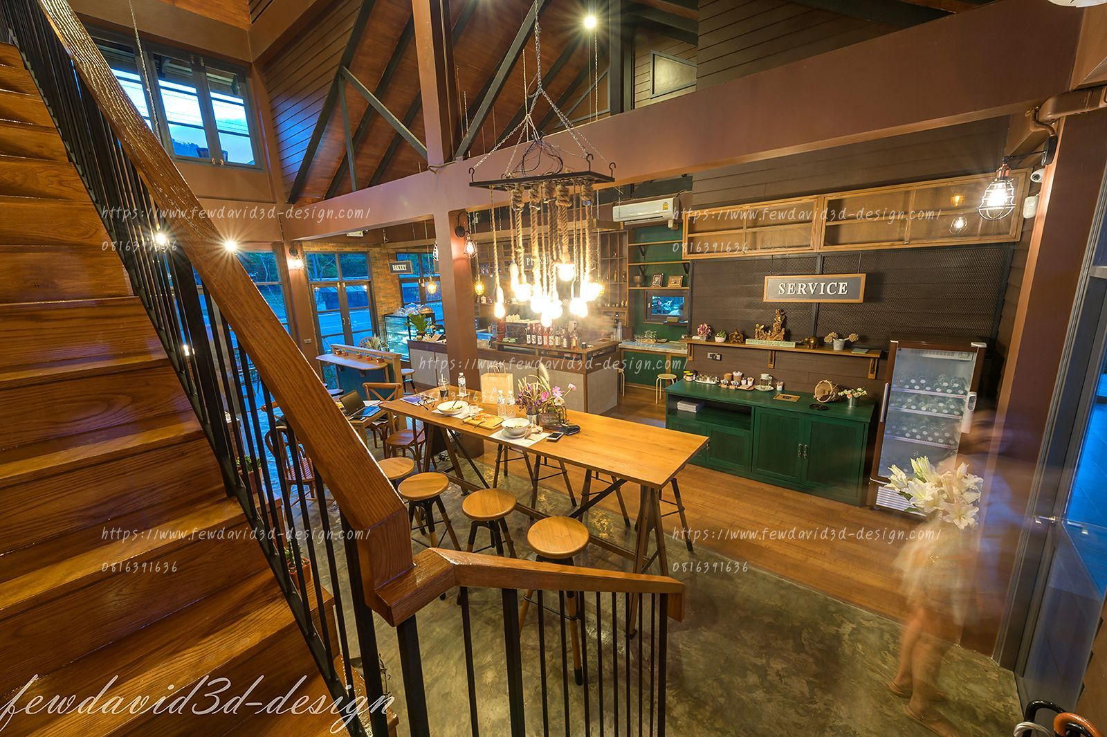 บรรยากาศภายในร้านกาแฟ Little Forest ที่แก่งกระจาน มีโต๊ะไม้ยาวและโซนที่นั่งหลากหลายรูปแบบ เหมาะสำหรับการพักผ่อนและนั่งทำงาน