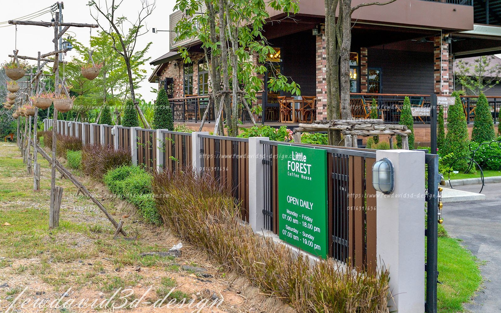 ร้านกาแฟ Little Forest Coffee House ตั้งอยู่ในพื้นที่ธรรมชาติแก่งกระจาน โดดเด่นด้วยดีไซน์ที่ผสมผสานระหว่างอิฐและไม้พร้อมระเบียงชั้นบนสำหรับชมวิว