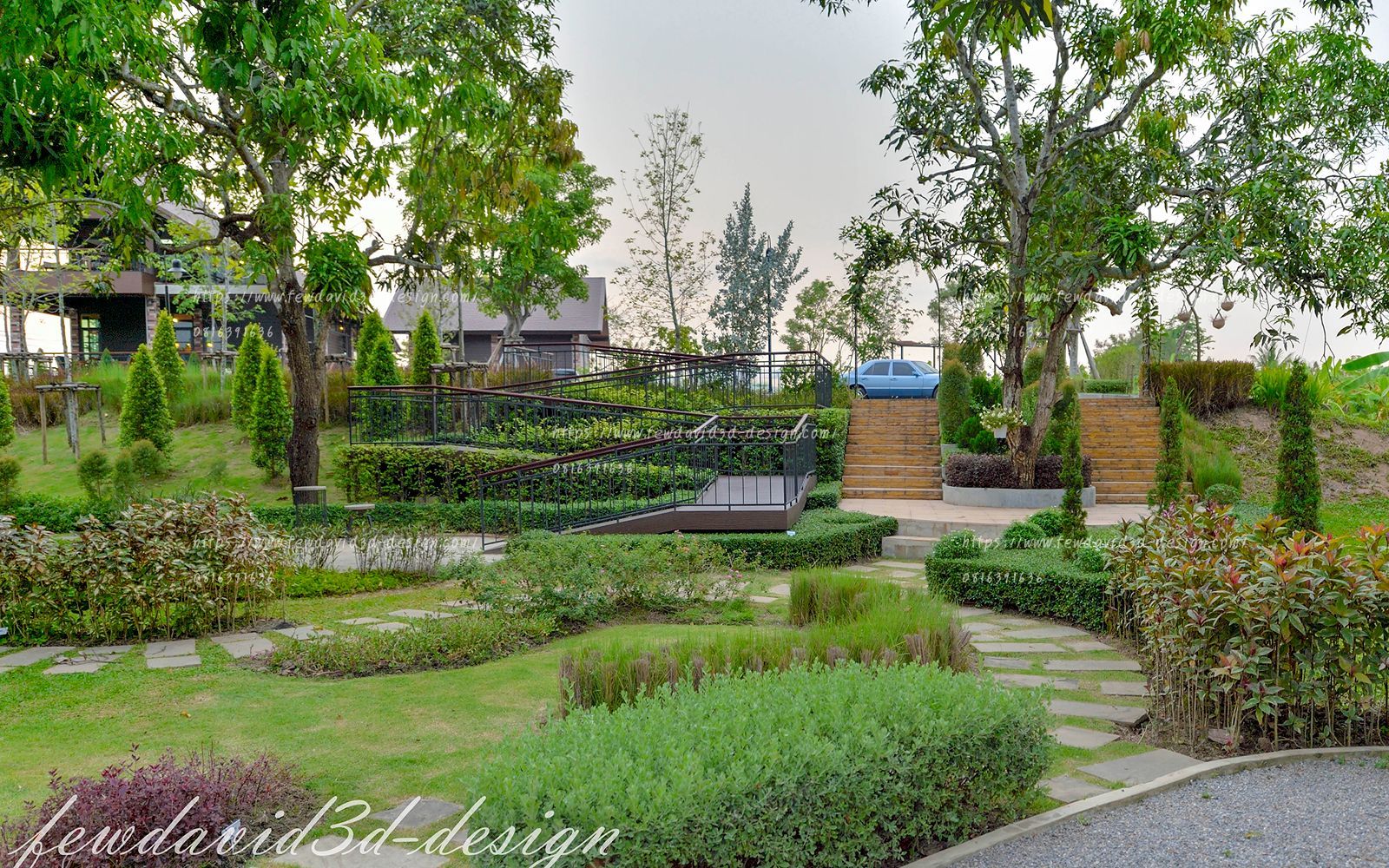 ภาพสวนด้านนอกของ Little Forest Coffee House ประดับด้วยพุ่มไม้และดอกไม้ เพิ่มบรรยากาศร่มรื่นและผ่อนคลายให้กับพื้นที่ร้านกาแฟ