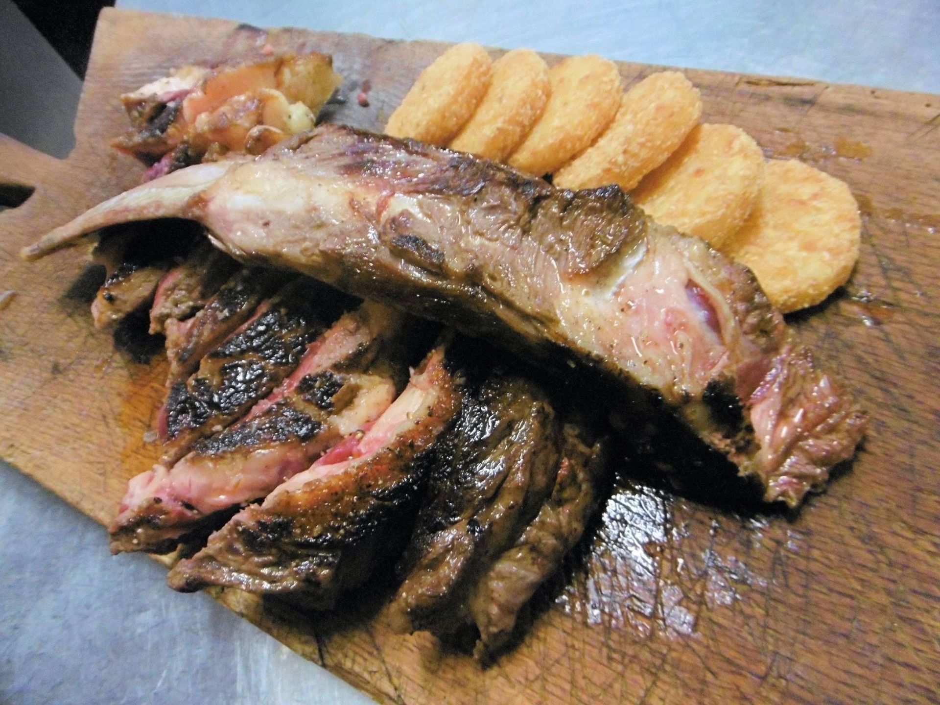 Tranci di pesce alla griglia con pomodorini, limone e insalata.