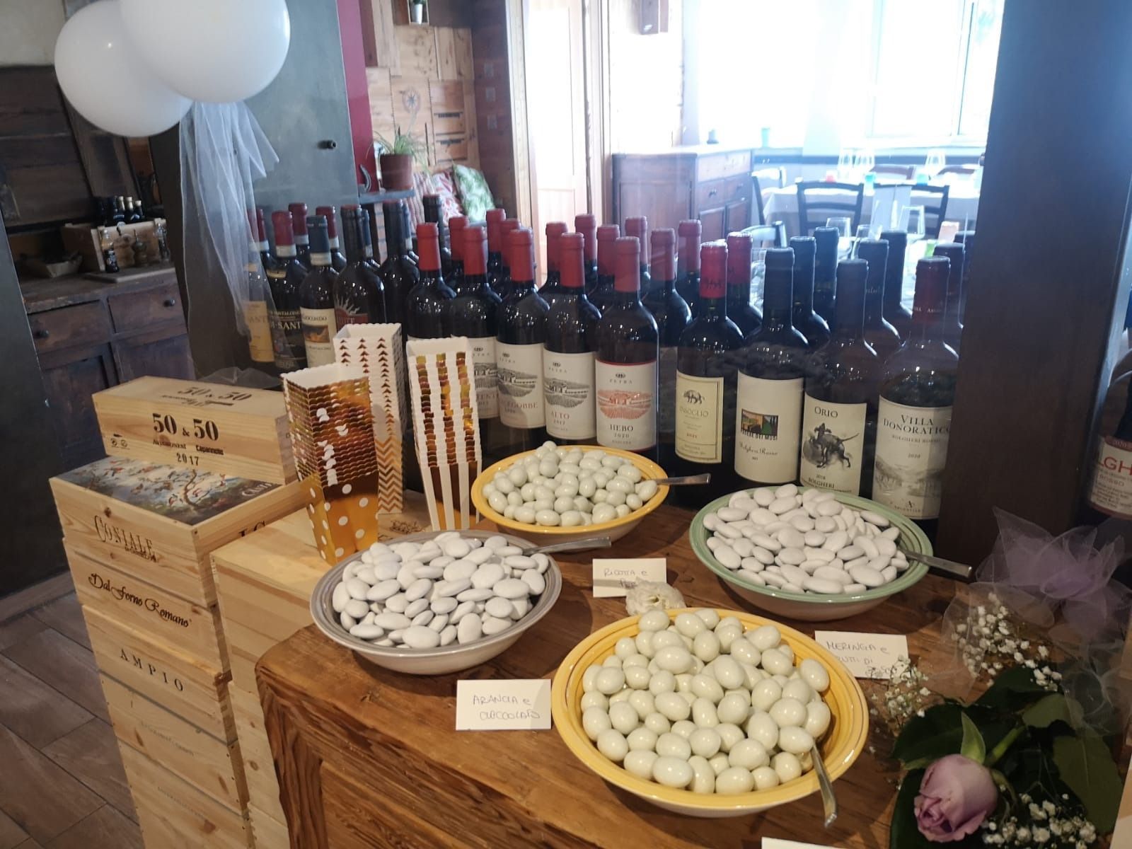 Pasta ai frutti di mare con gamberi, cozze, polpo, pomodori ed erbe aromatiche su un piatto bianco.