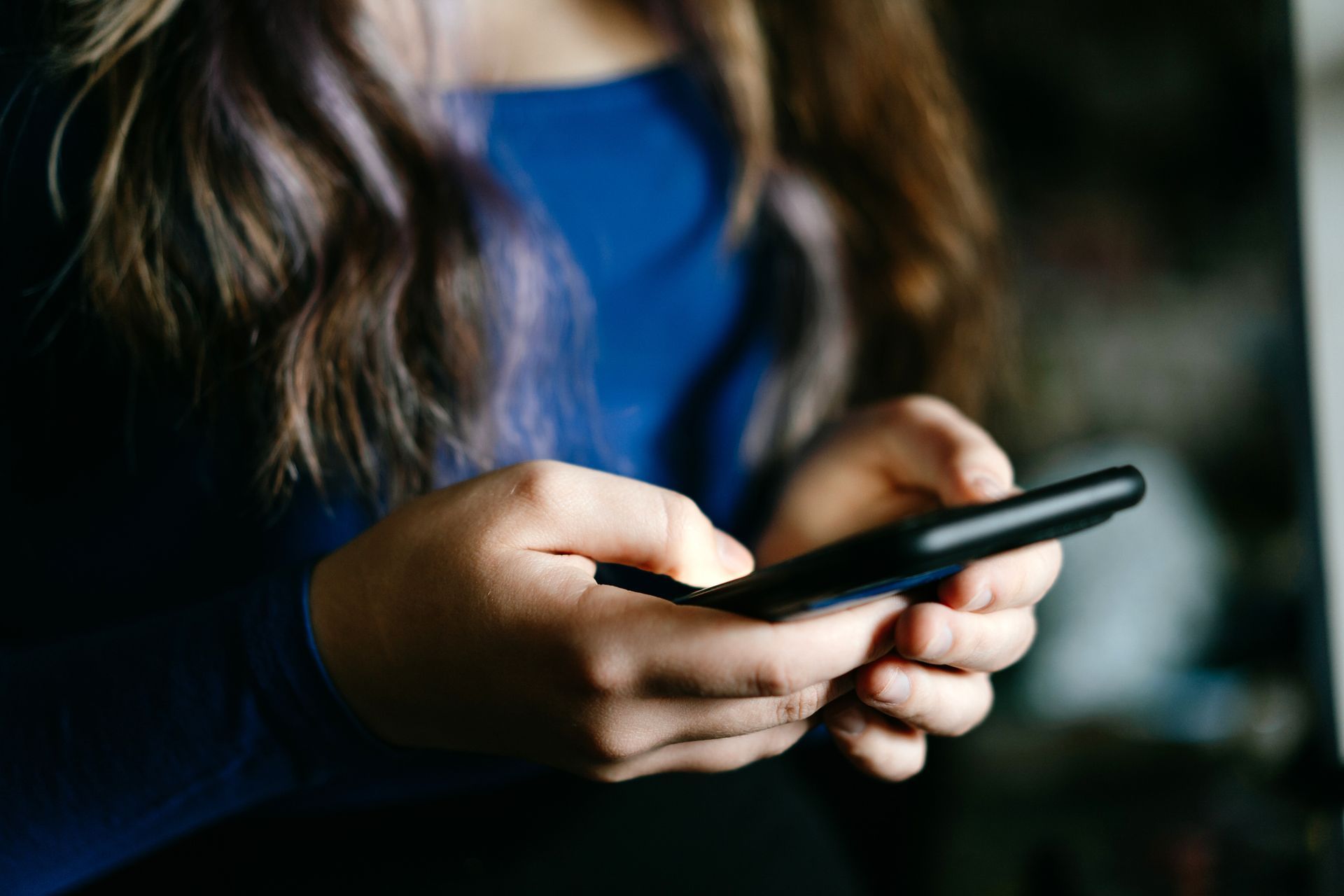 Cornetti tagliati a metà, farciti con frutti di bosco, panna, curry e cioccolato, sullo sfondo di un murale.