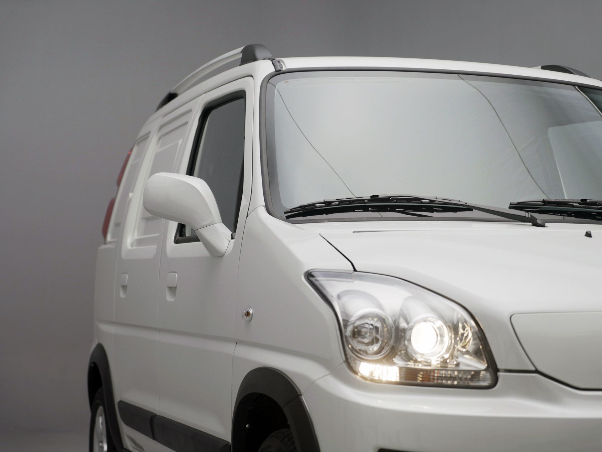 LS100 furgone commerciale elettrico leggero e compatto.