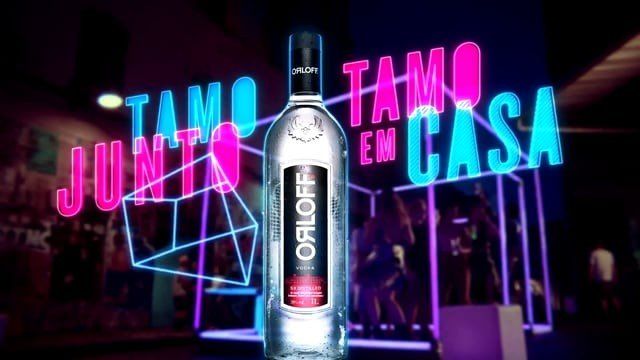 Uma garrafa de vodca está em frente a um letreiro de néon que diz pule em casa.