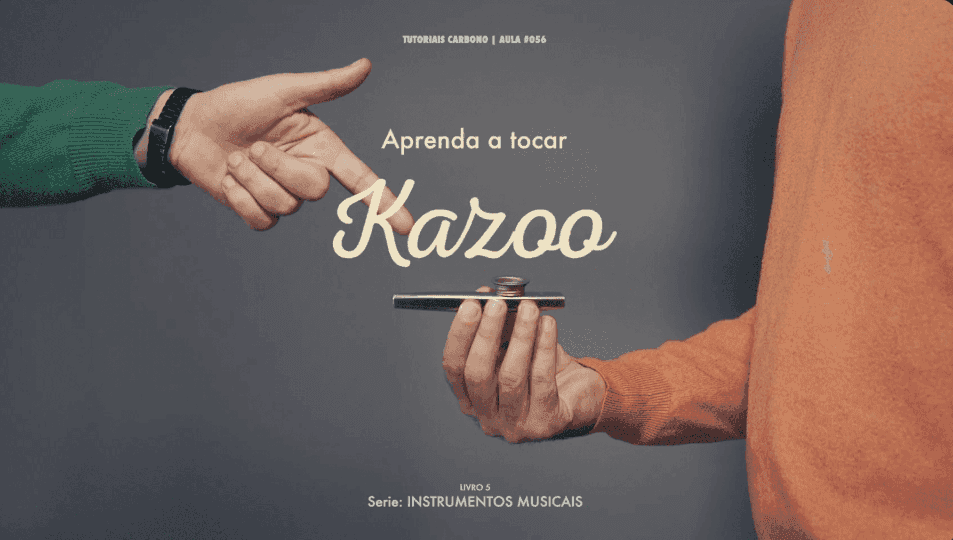 Uma pessoa está apontando para outra pessoa segurando um telefone celular.