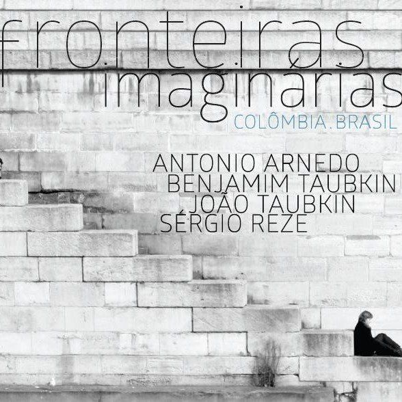 Uma foto em preto e branco de uma pessoa sentada em uma escada.