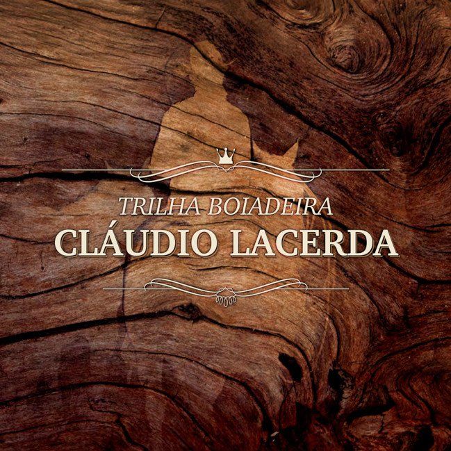 Close de um pedaço de madeira com o nome Cláudio Lacerda