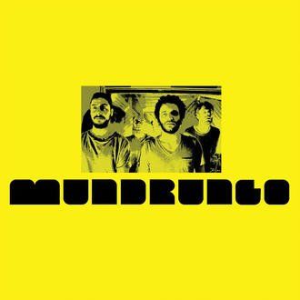 Um grupo de homens está próximo um do outro sobre um fundo amarelo.