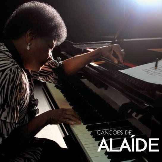 Uma mulher está tocando piano com as palavras cancoes de alaide acima dela