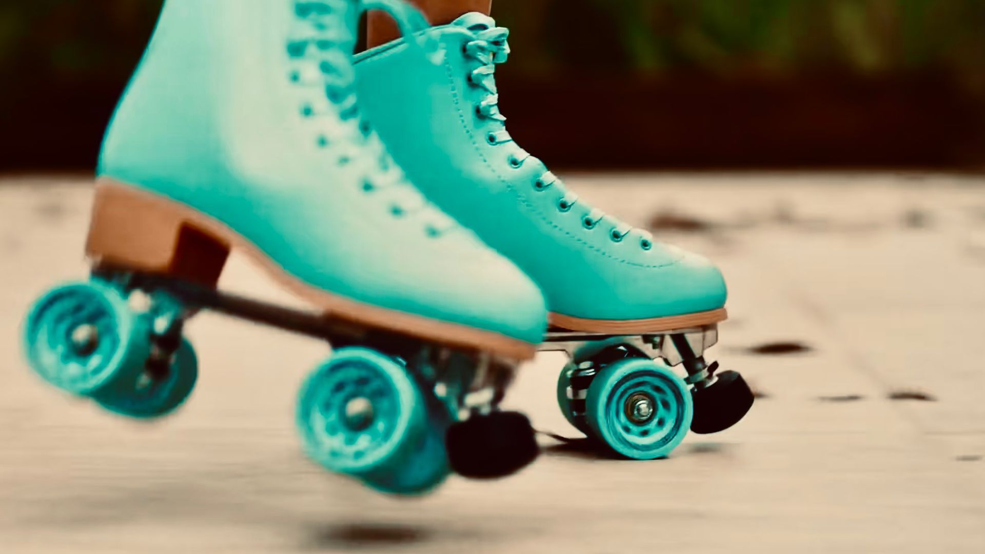 Uma pessoa está usando um par de patins azuis.