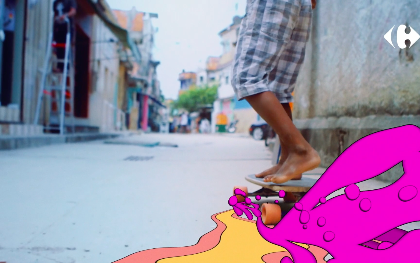 Uma pessoa está andando de skate por uma rua com um polvo de desenho animado ao fundo.