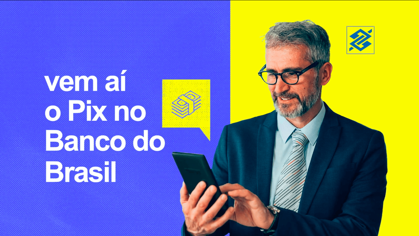 Um homem de terno e gravata está usando um tablet.