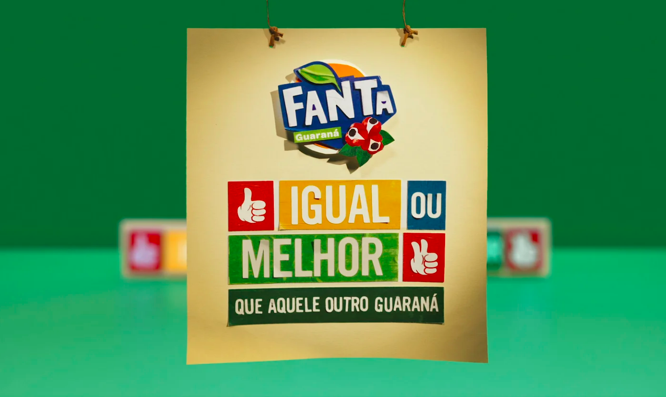 Uma placa que diz que fanta está pendurada em uma corda