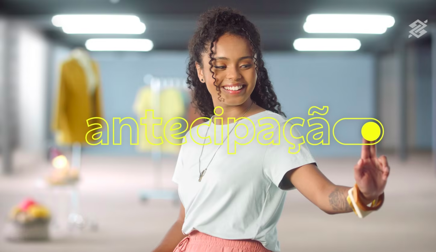 Uma mulher de camisa branca e saia rosa está dançando em uma loja.