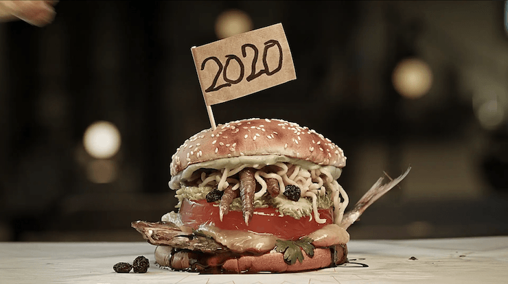 Um hambúrguer com uma placa que diz 2020