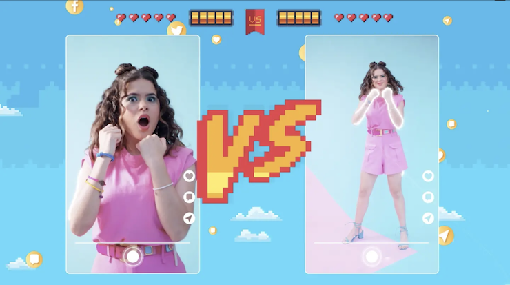 Duas mulheres estão lado a lado em um videogame.