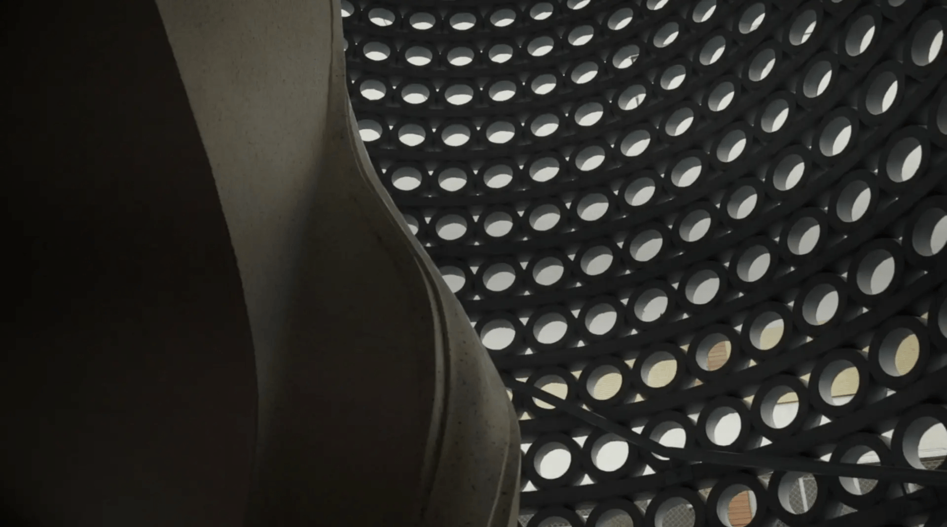 Olhando para o teto de um prédio com buracos