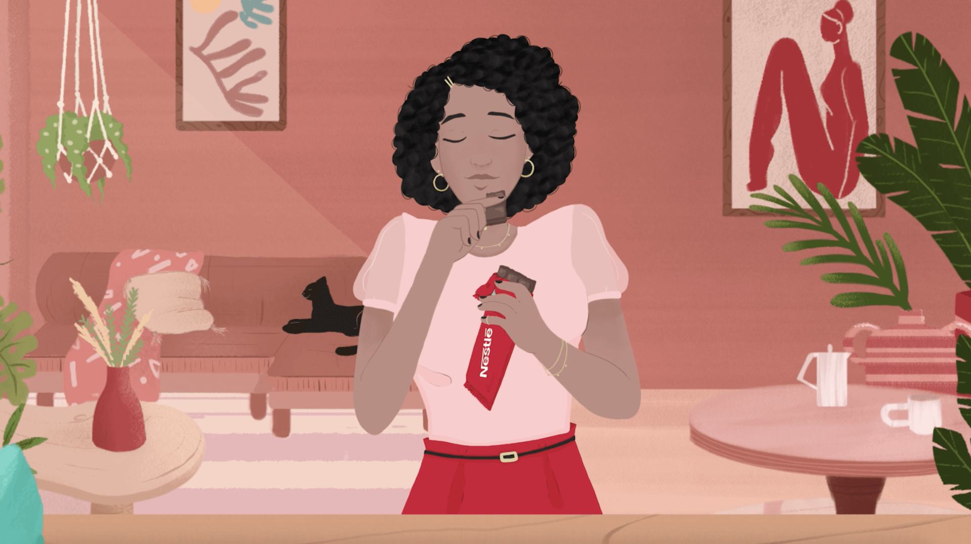 Uma mulher está em uma sala comendo um lanche.