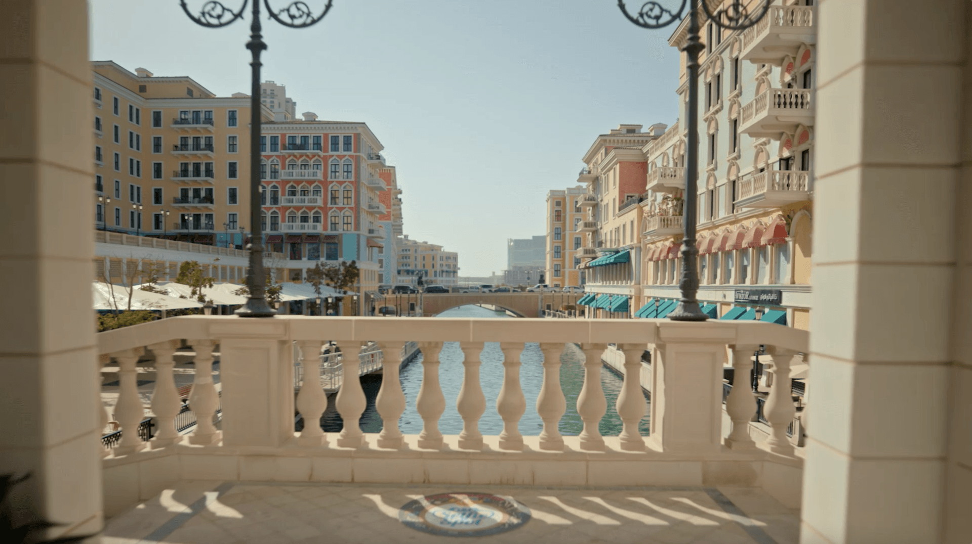 Vista de uma cidade a partir de uma varanda com grade.