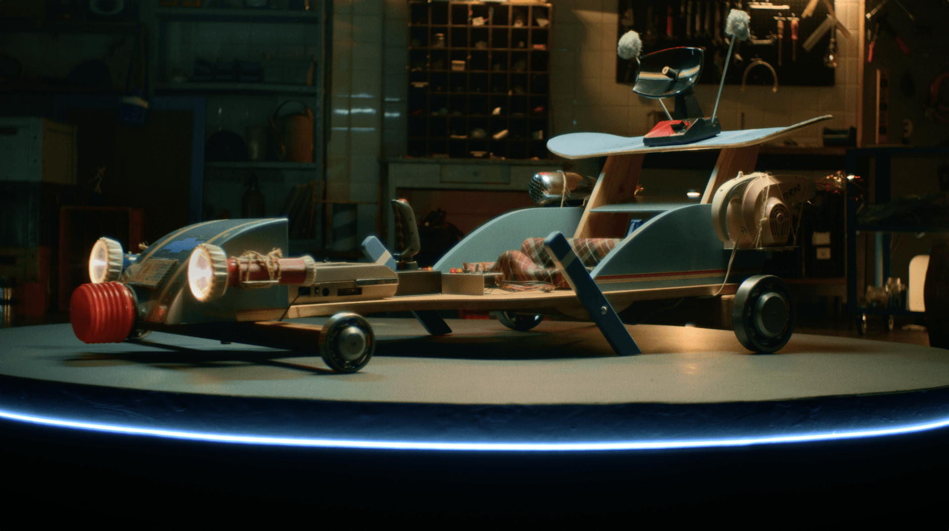 Dois skates estão em cima de uma mesa em uma garagem.