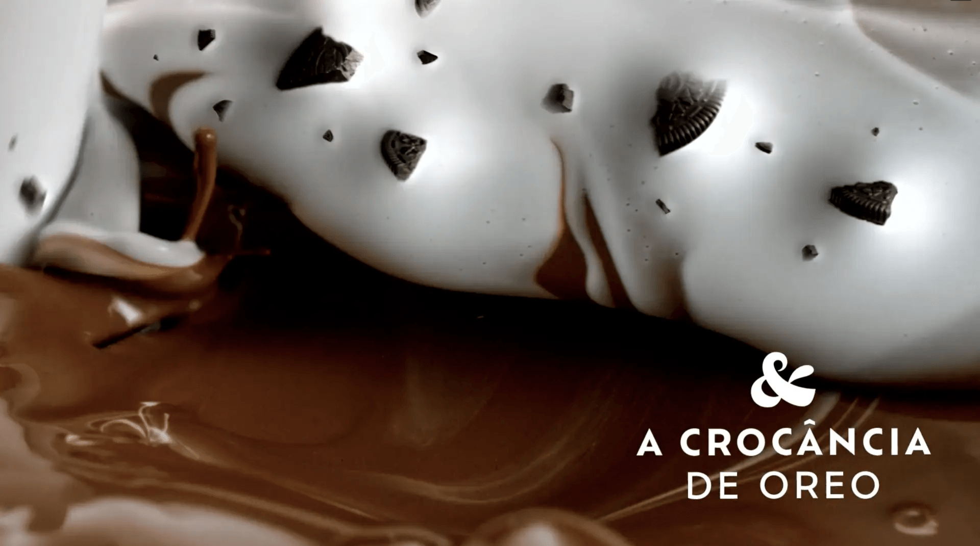 Um close de um biscoito com cobertura de chocolate com as palavras uma crocancia de oreo abaixo dele