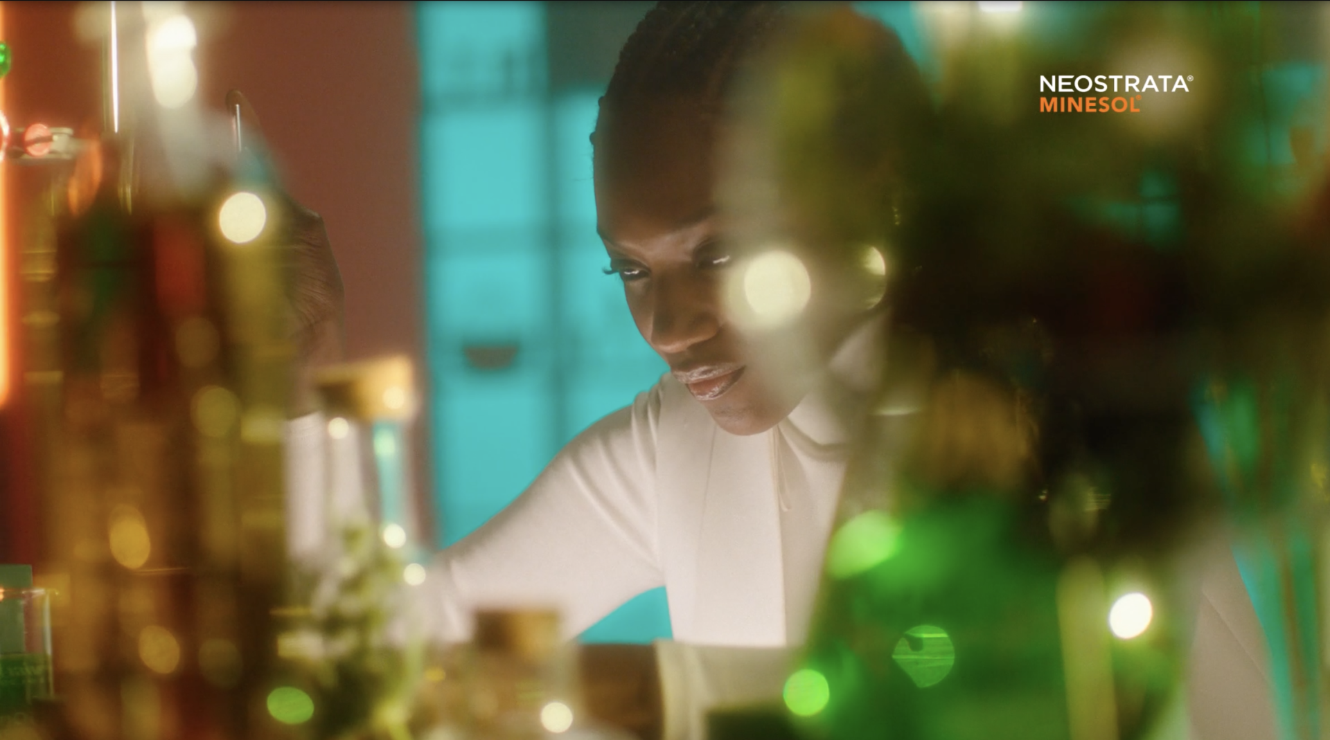 Um homem está sentado a uma mesa com uma árvore de Natal ao fundo.