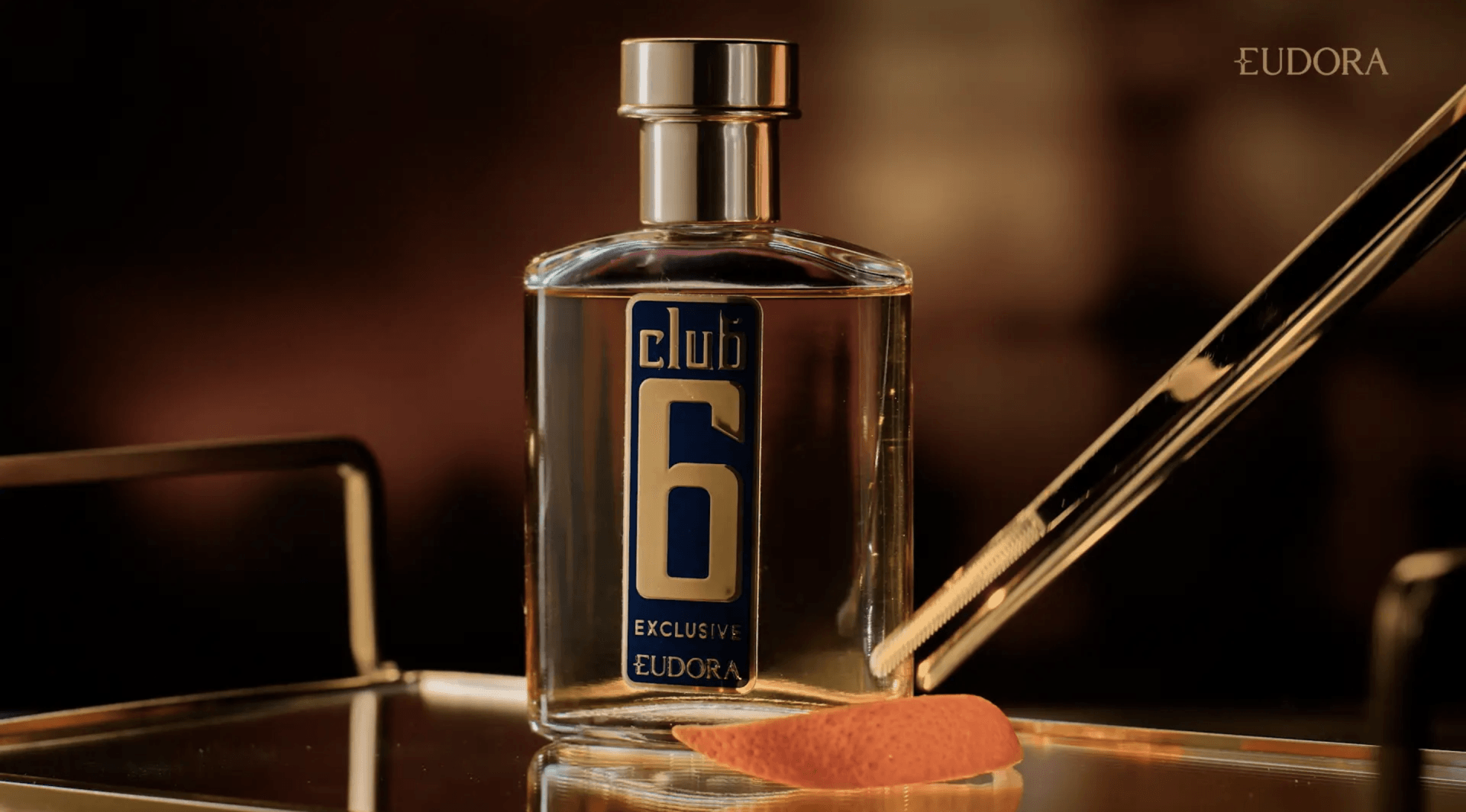 Um frasco de perfume com o número 6