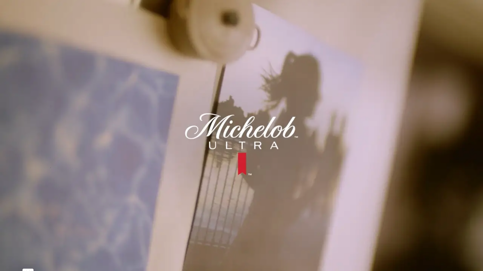 A foto de uma mulher está pendurada na parede ao lado do logotipo da michelob ultra.