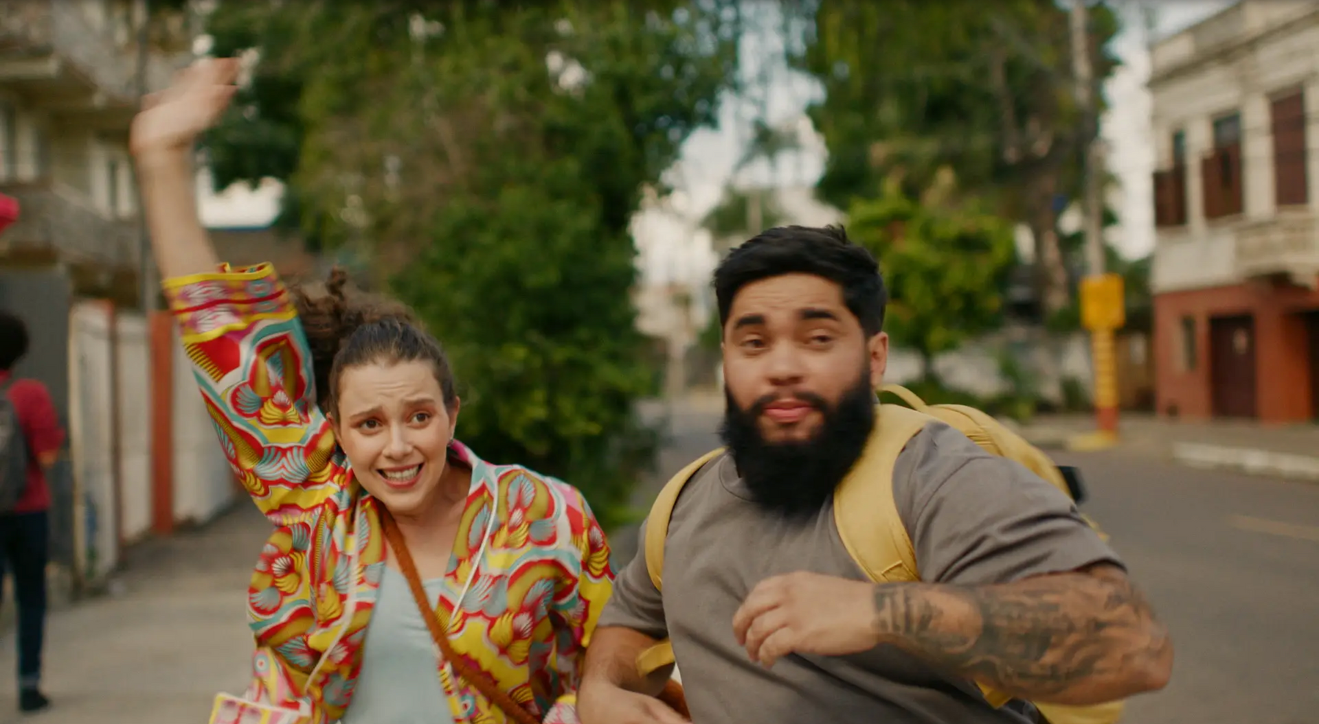 Um homem e uma mulher estão andando por uma rua.