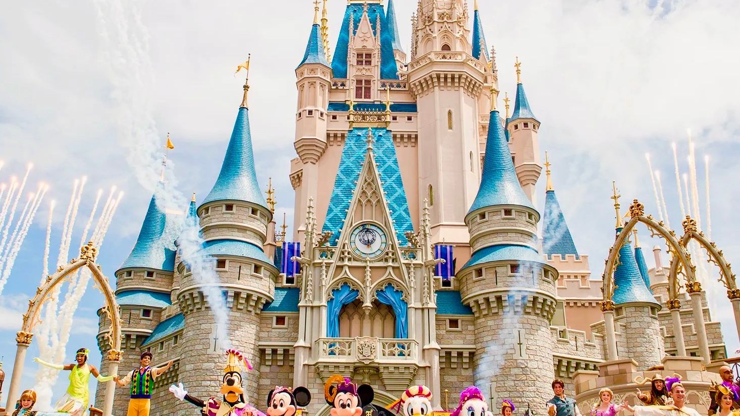 Um grupo de pessoas está em frente a um castelo.