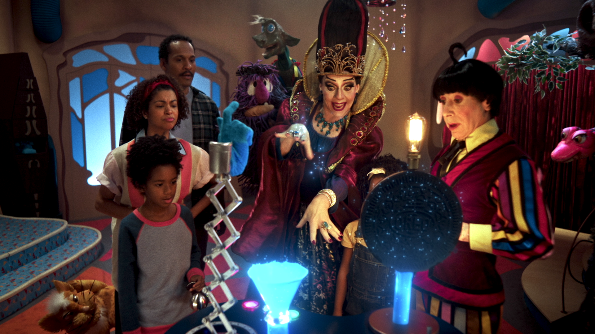 Um grupo de pessoas está em volta de uma mesa em uma sala.