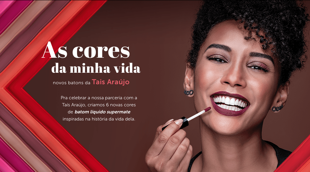 Uma mulher está sorrindo enquanto aplica batom nos lábios