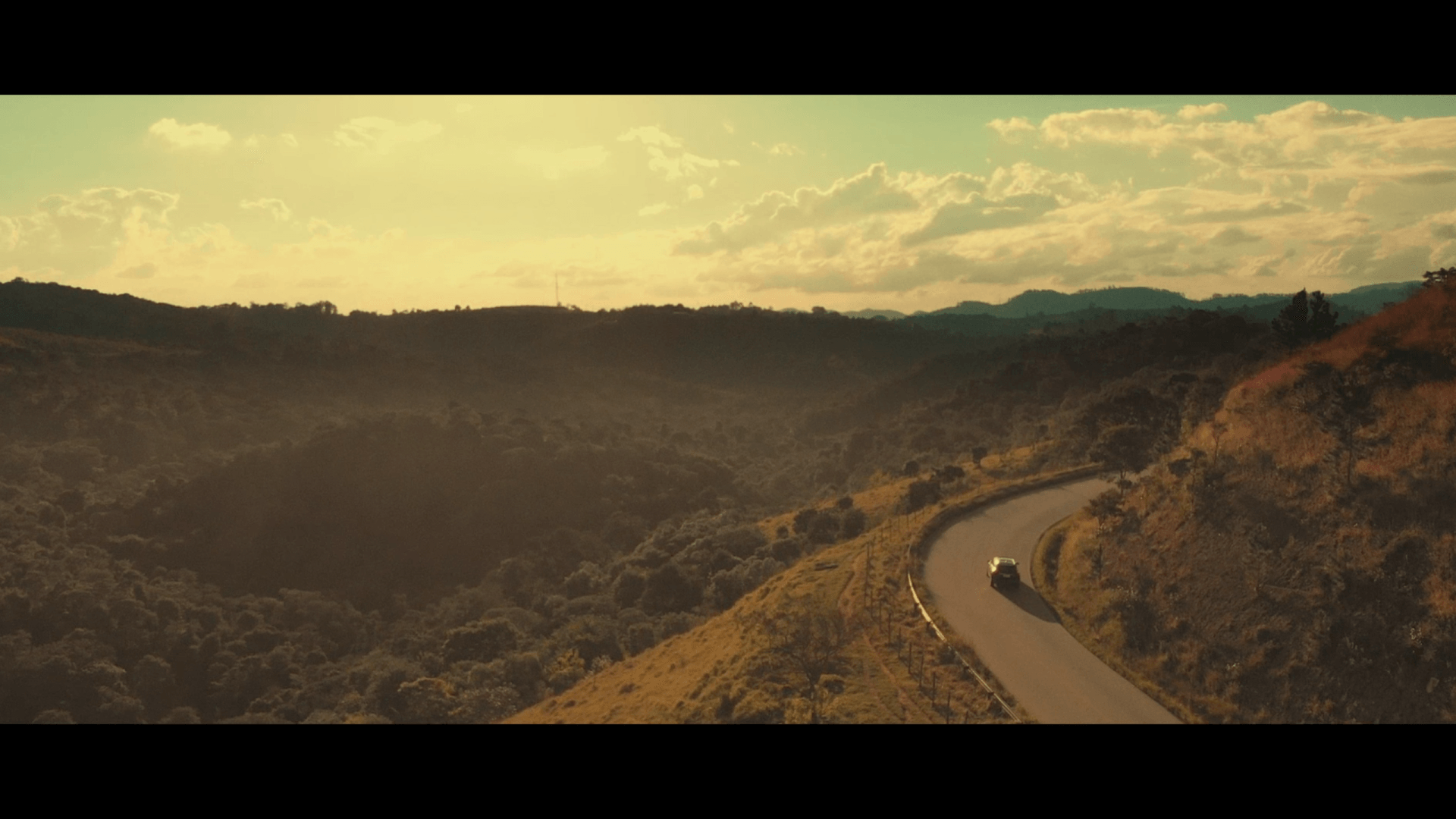 Um carro está dirigindo por uma estrada nas montanhas.