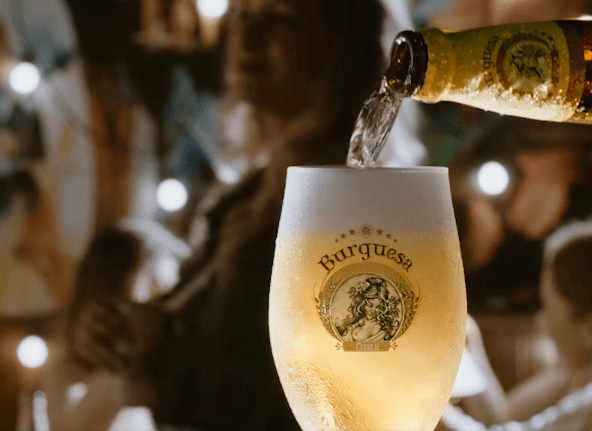 Uma garrafa de cerveja barquesa está sendo servida em um copo