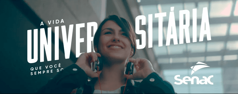 Uma mulher está usando fones de ouvido e sorrindo em uma propaganda do Senac.