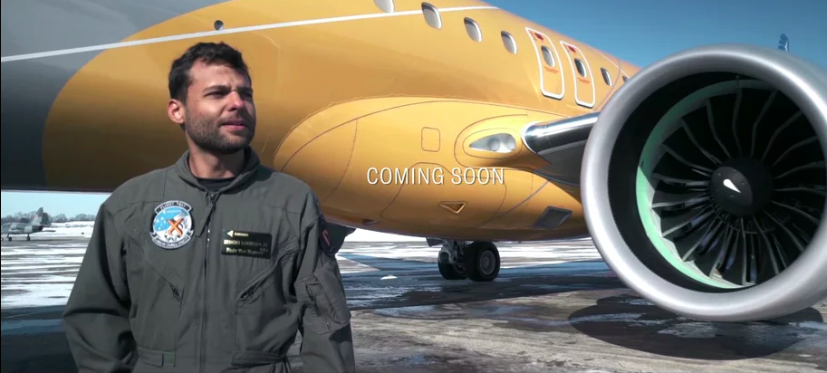 Um homem com uniforme militar está na frente de um avião que diz domínio sul