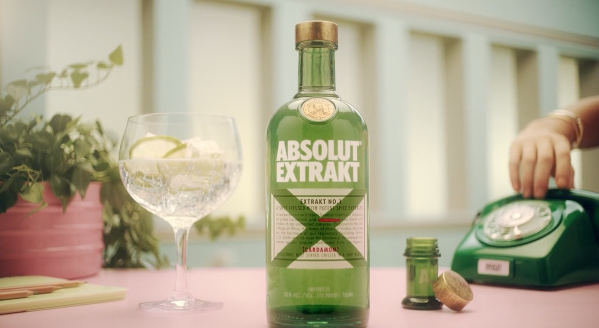 Uma garrafa de vodca absoluta está sobre uma mesa ao lado de um copo de vodca.