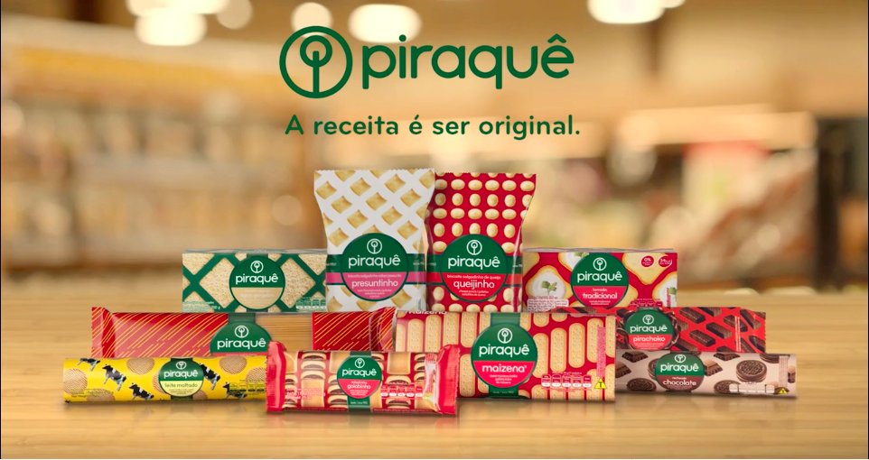 Uma variedade de produtos de pirataria são empilhados uns sobre os outros em uma mesa de madeira.