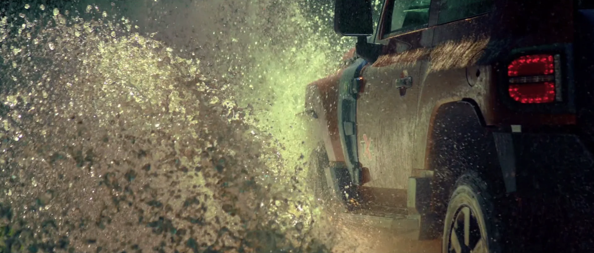 Um carro está passando por uma poça d'água.