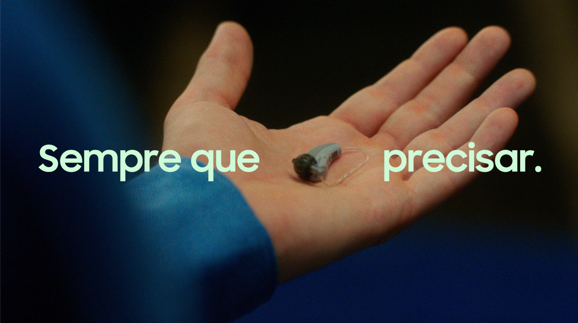 Uma pessoa está segurando um pequeno objeto na mão com as palavras sempre que precisa acima dele