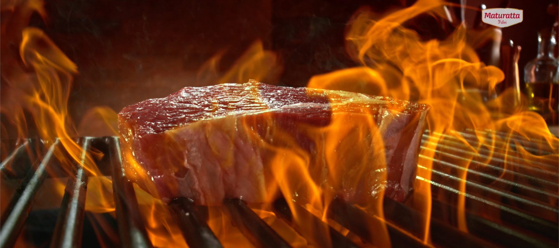 Um bife está cozinhando em uma grelha com chamas saindo dele