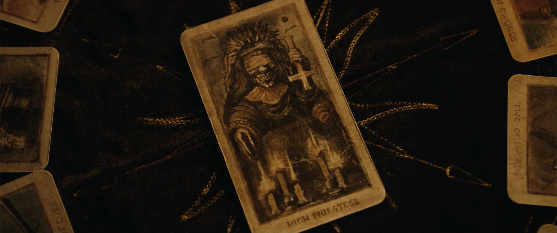 Um close de uma carta de tarô sobre uma mesa.