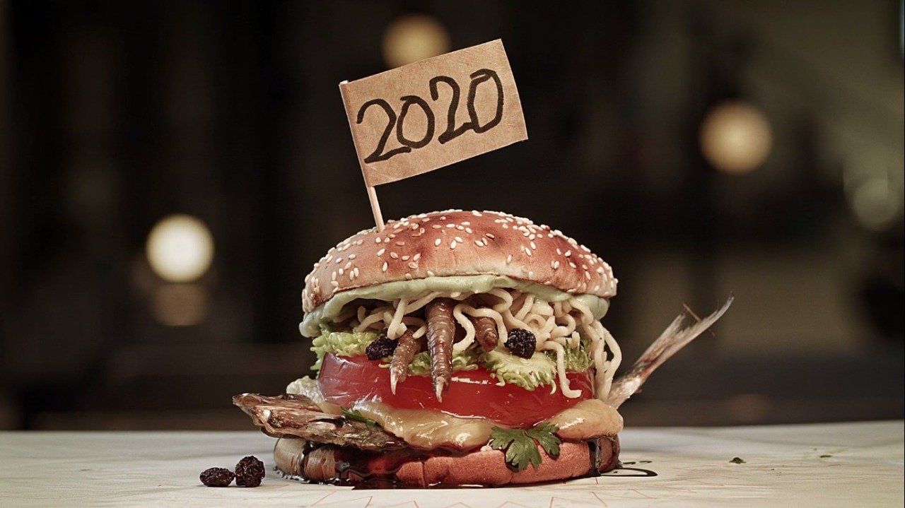 Um hambúrguer com uma placa que diz 2020