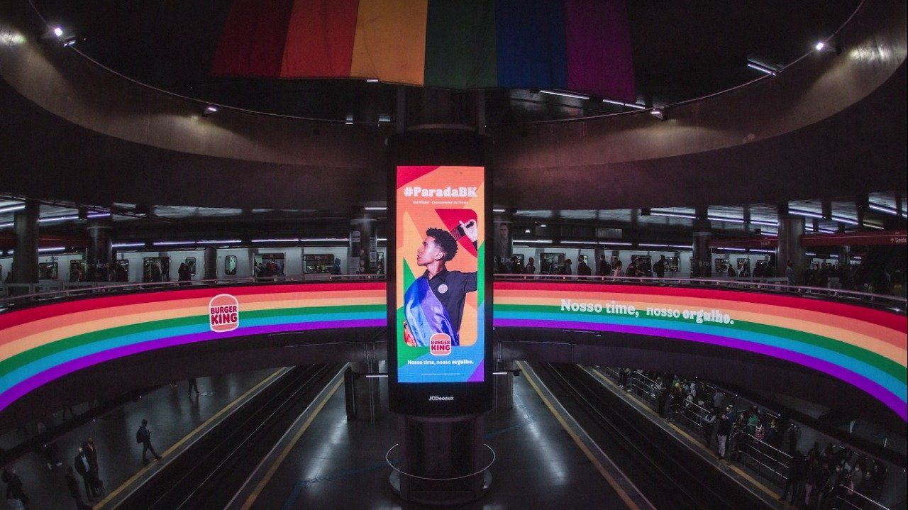 Um telefone está em frente a um arco-íris em um prédio.