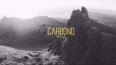 Uma foto em preto e branco de uma montanha com a palavra carbono nela.
