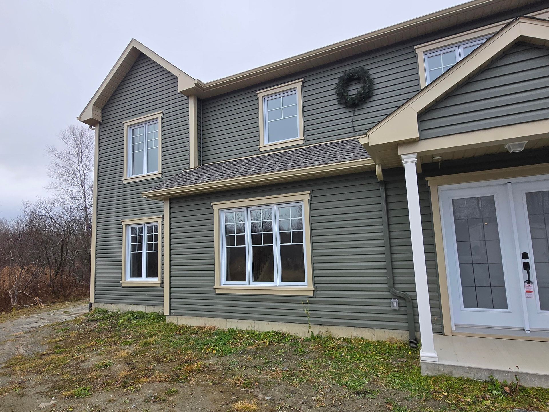 Une grande maison avec une couronne sur le devant